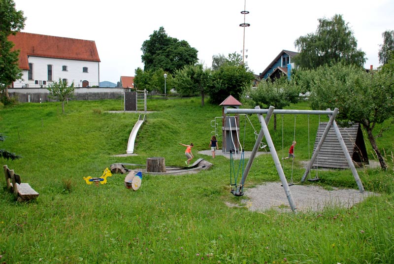 Spielplatz von Akams in direkter Nähe