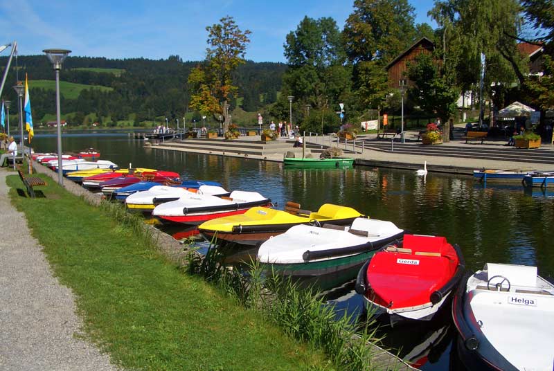 Bunte Treetboote am Alpsee